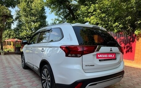 Mitsubishi Outlander III рестайлинг 3, 2020 год, 1 890 000 рублей, 9 фотография