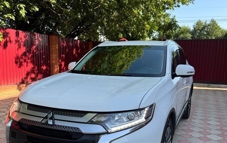 Mitsubishi Outlander III рестайлинг 3, 2020 год, 1 890 000 рублей, 3 фотография