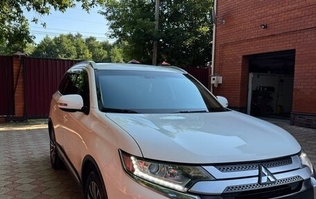 Mitsubishi Outlander III рестайлинг 3, 2020 год, 1 890 000 рублей, 5 фотография