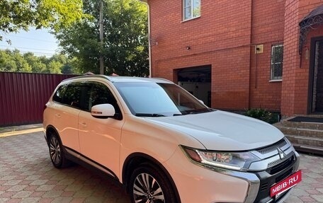 Mitsubishi Outlander III рестайлинг 3, 2020 год, 1 890 000 рублей, 6 фотография