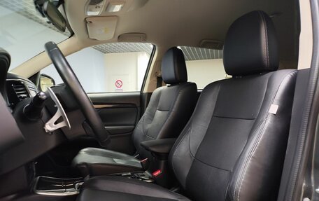 Mitsubishi Outlander III рестайлинг 3, 2017 год, 2 100 000 рублей, 10 фотография