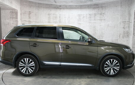 Mitsubishi Outlander III рестайлинг 3, 2019 год, 2 254 000 рублей, 4 фотография