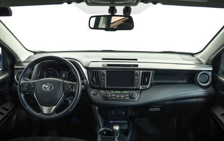 Toyota RAV4, 2018 год, 2 499 000 рублей, 10 фотография
