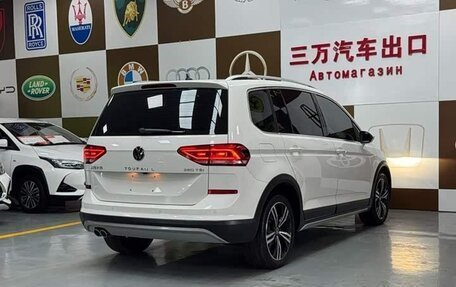 Volkswagen Touran III, 2022 год, 1 560 000 рублей, 6 фотография