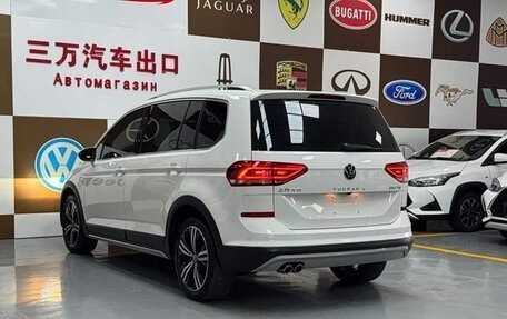Volkswagen Touran III, 2022 год, 1 560 000 рублей, 4 фотография