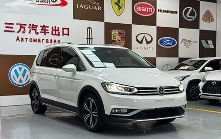 Volkswagen Touran III, 2022 год, 1 560 000 рублей, 3 фотография