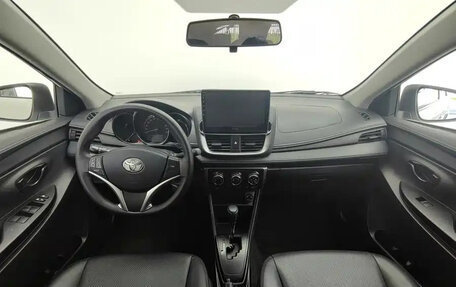 Toyota Yaris, 2022 год, 1 062 020 рублей, 8 фотография