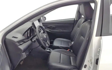 Toyota Yaris, 2022 год, 1 062 020 рублей, 16 фотография