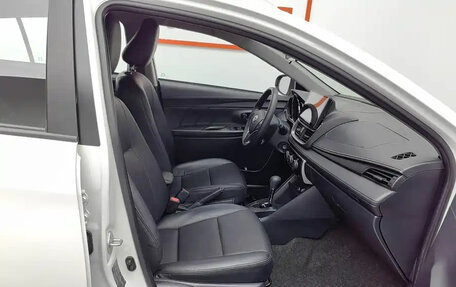 Toyota Yaris, 2022 год, 1 062 020 рублей, 21 фотография