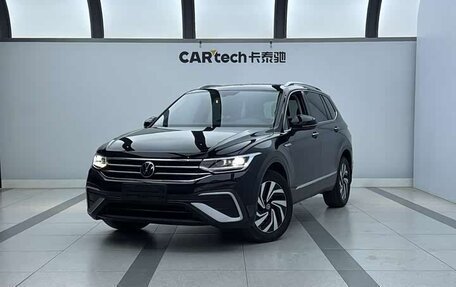 Volkswagen Tiguan II, 2022 год, 1 980 000 рублей, 1 фотография