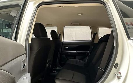 Mitsubishi Outlander III рестайлинг 3, 2021 год, 1 713 000 рублей, 8 фотография