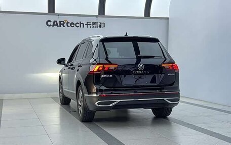 Volkswagen Tiguan II, 2022 год, 1 980 000 рублей, 3 фотография