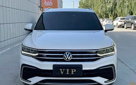 Volkswagen Tiguan II, 2022 год, 1 945 500 рублей, 2 фотография