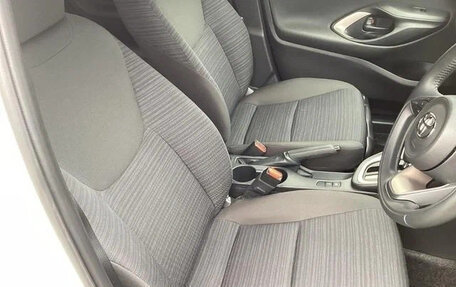 Toyota Yaris, 2024 год, 896 002 рублей, 14 фотография