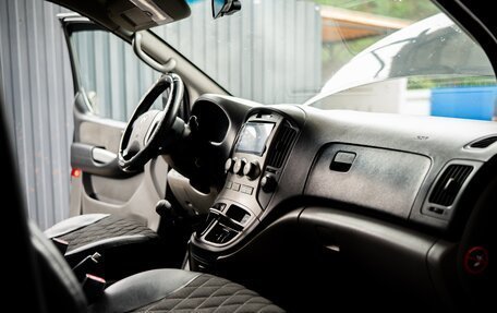 Hyundai H-1 II рестайлинг, 2008 год, 1 300 000 рублей, 24 фотография