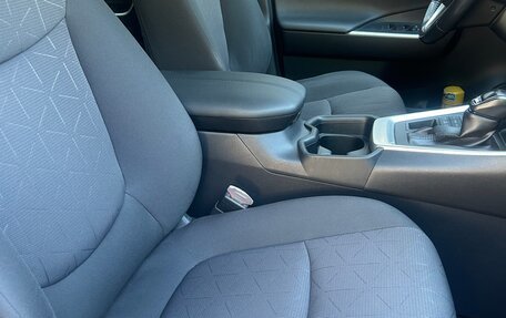 Toyota RAV4, 2019 год, 3 150 000 рублей, 10 фотография