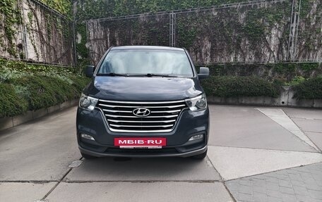 Hyundai Grand Starex Grand Starex I рестайлинг 2, 2018 год, 3 350 000 рублей, 2 фотография