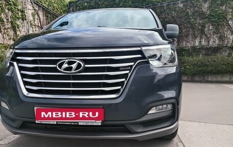 Hyundai Grand Starex Grand Starex I рестайлинг 2, 2018 год, 3 350 000 рублей, 3 фотография
