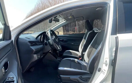 Toyota Yaris, 2022 год, 1 195 000 рублей, 10 фотография