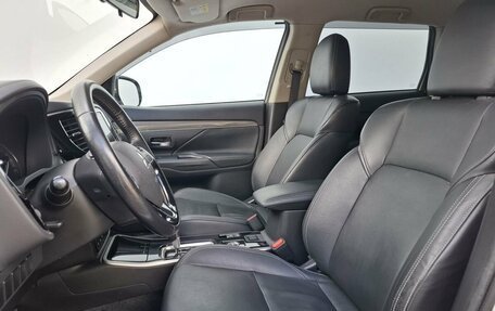Mitsubishi Outlander III рестайлинг 3, 2019 год, 1 900 000 рублей, 10 фотография