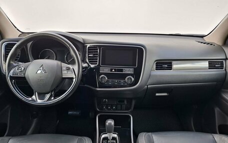 Mitsubishi Outlander III рестайлинг 3, 2019 год, 1 900 000 рублей, 12 фотография
