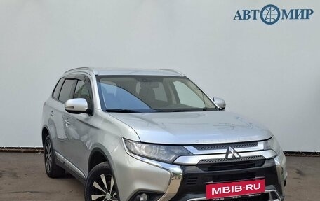 Mitsubishi Outlander III рестайлинг 3, 2019 год, 1 900 000 рублей, 3 фотография