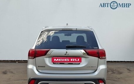 Mitsubishi Outlander III рестайлинг 3, 2019 год, 1 900 000 рублей, 6 фотография