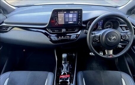 Toyota C-HR I рестайлинг, 2022 год, 1 799 000 рублей, 9 фотография