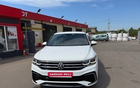 Volkswagen Tiguan II, 2021 год, 4 200 000 рублей, 2 фотография