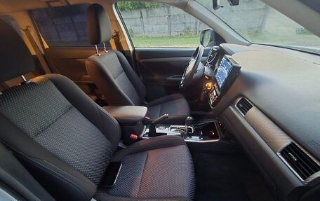 Mitsubishi Outlander III рестайлинг 3, 2018 год, 2 100 000 рублей, 4 фотография