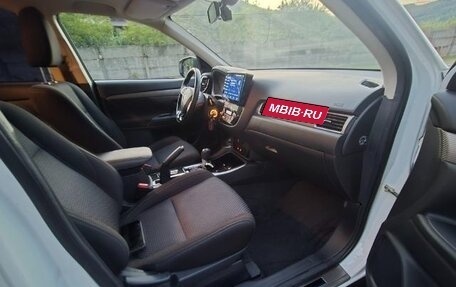 Mitsubishi Outlander III рестайлинг 3, 2018 год, 2 100 000 рублей, 3 фотография