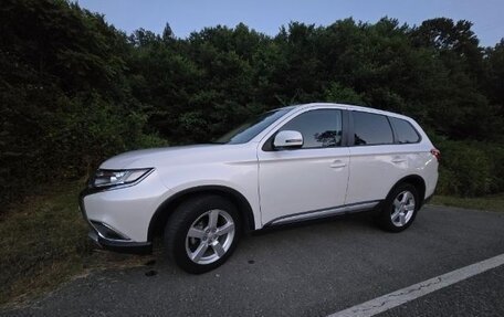 Mitsubishi Outlander III рестайлинг 3, 2018 год, 2 100 000 рублей, 11 фотография