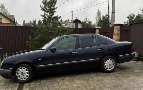 Mercedes-Benz E-Класс, 1998 год, 350 000 рублей, 2 фотография