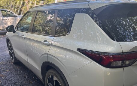 Mitsubishi Outlander, 2023 год, 3 800 000 рублей, 5 фотография