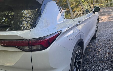 Mitsubishi Outlander, 2023 год, 3 800 000 рублей, 3 фотография