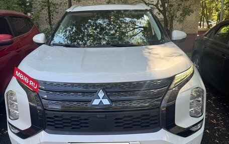 Mitsubishi Outlander, 2023 год, 3 800 000 рублей, 2 фотография