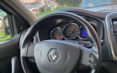 Renault Logan II, 2018 год, 900 000 рублей, 6 фотография