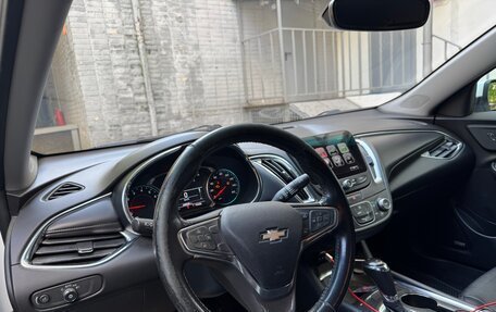 Chevrolet Malibu IX, 2017 год, 810 000 рублей, 10 фотография