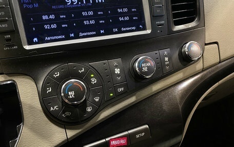 Toyota Sienna III, 2011 год, 1 990 000 рублей, 11 фотография