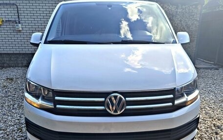 Volkswagen Caravelle T6 рестайлинг, 2019 год, 2 900 000 рублей, 1 фотография