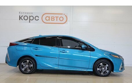 Toyota Prius IV XW50, 2017 год, 1 937 900 рублей, 4 фотография