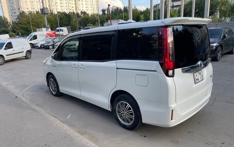 Toyota Noah III, 2015 год, 1 699 000 рублей, 5 фотография