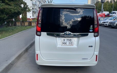 Toyota Noah III, 2015 год, 1 699 000 рублей, 4 фотография
