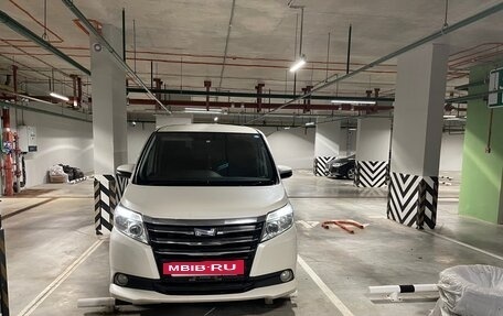 Toyota Noah III, 2015 год, 1 699 000 рублей, 8 фотография