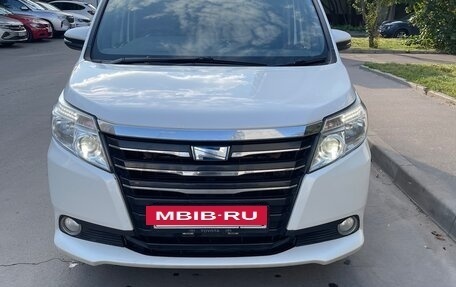 Toyota Noah III, 2015 год, 1 699 000 рублей, 2 фотография