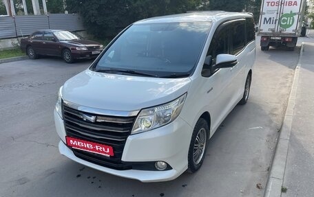 Toyota Noah III, 2015 год, 1 699 000 рублей, 3 фотография
