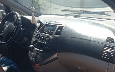 Mitsubishi Grandis, 2006 год, 640 000 рублей, 2 фотография