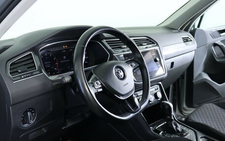 Volkswagen Tiguan II, 2018 год, 1 998 000 рублей, 17 фотография