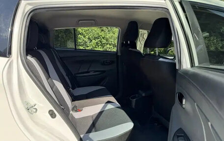 Toyota Yaris, 2022 год, 1 214 316 рублей, 14 фотография