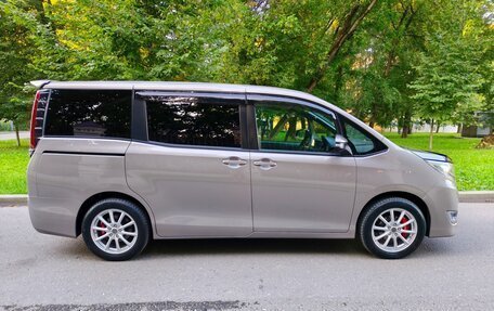 Toyota Noah III, 2019 год, 2 350 000 рублей, 4 фотография